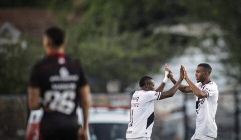 Em jogo eletrizante, Vasco vence o Vitória em São Januário e se afasta do Z4