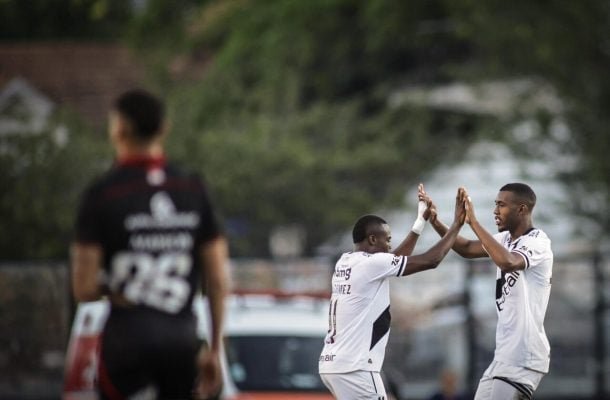 Em jogo eletrizante, Vasco vence o Vitória em São Januário e se afasta do Z4