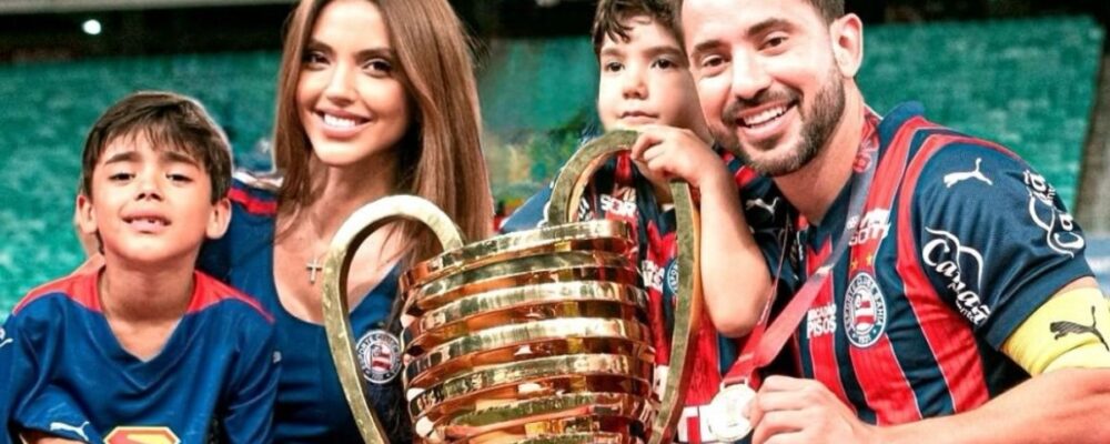Esposa de Everton Ribeiro se pronuncia sobre câncer e corrige informação