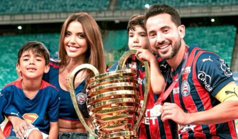 Esposa de Everton Ribeiro se pronuncia sobre câncer e corrige informação