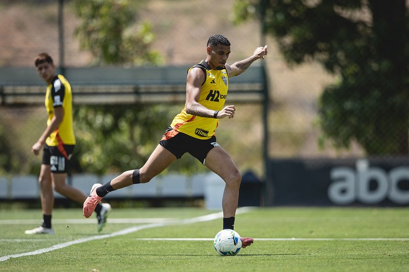 Ruan Tressoldi conduz a bola durante treinamento do Atlético na Cidade do Galo (22/9) - (foto: Pedro Souza/Atlético)