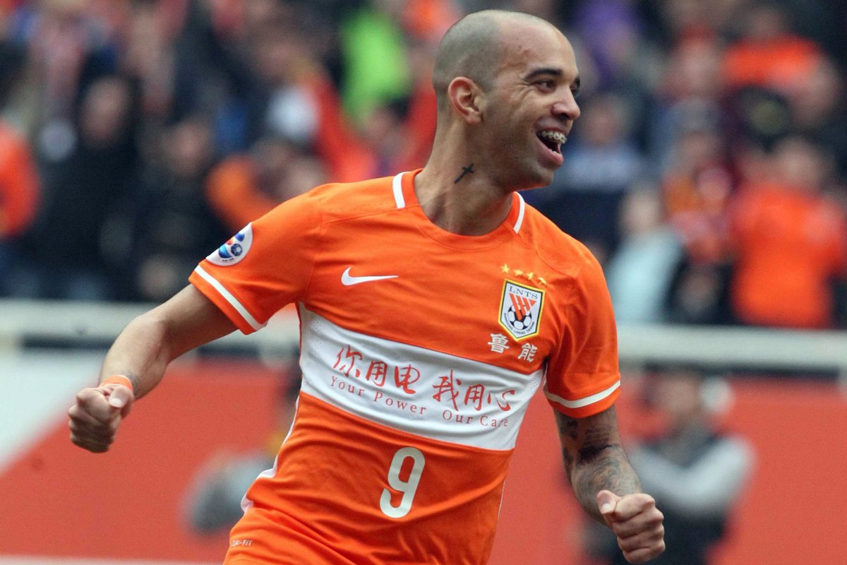 Tardelli em campo pelo Shandong Luneng em 2016 - (foto: AFP - 16/3/2016)