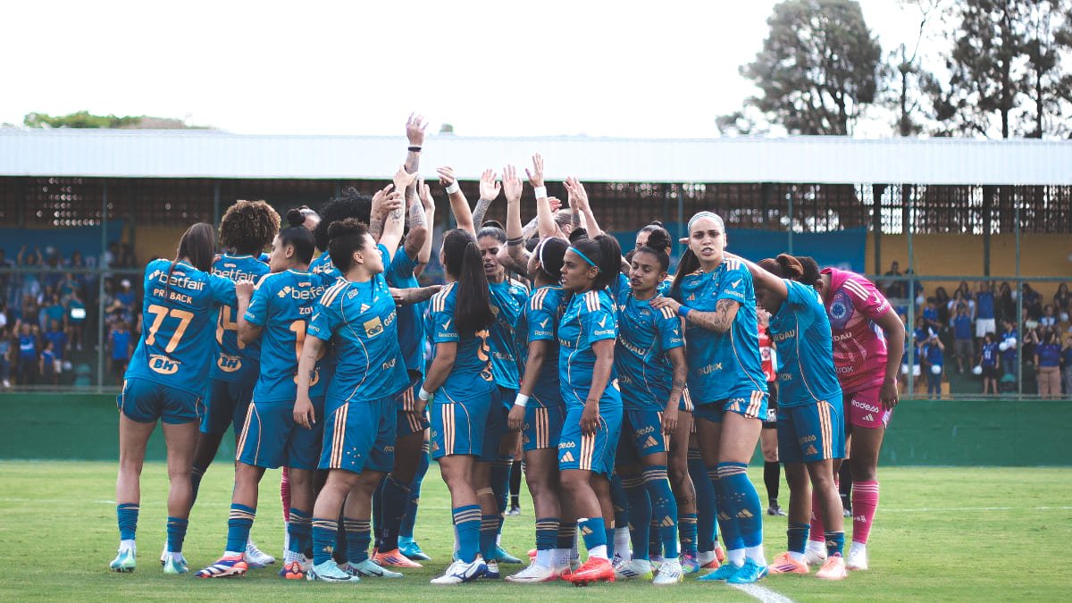 Jogadoras do Cruzeiro reunidas no gramado do Gregorão antes de jogo pelo Mineiro (foto: Gustavo Martins/Cruzeiro)