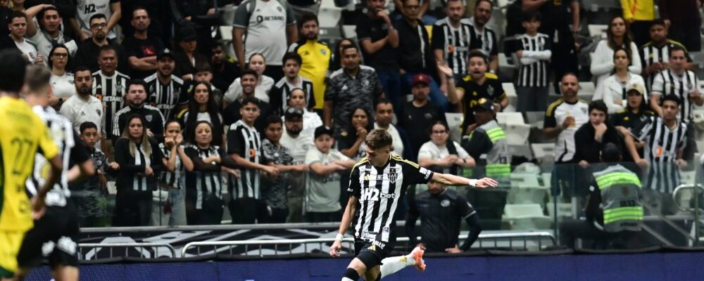 Zagueiro sofre fratura e deve aumentar lista de desfalques do Atlético contra o Cruzeiro