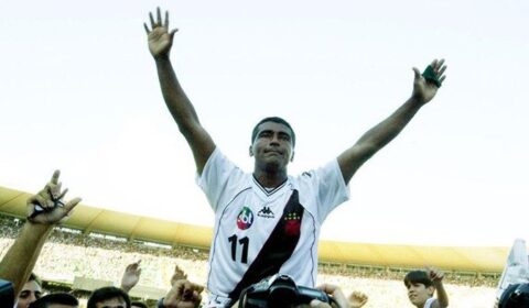 Ídolo do Vasco, Romário faz visita ao CT do clube