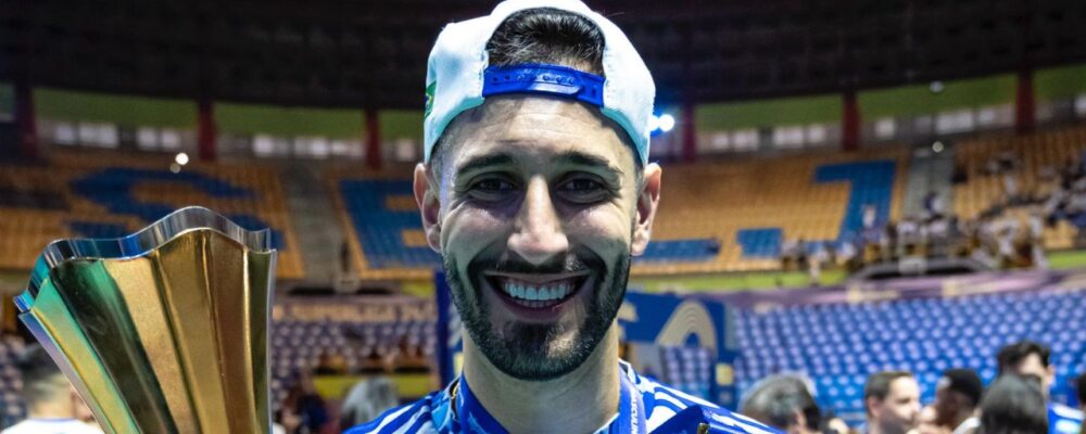 Titular do Cruzeiro no vôlei se divide entre as quadras e a universidade