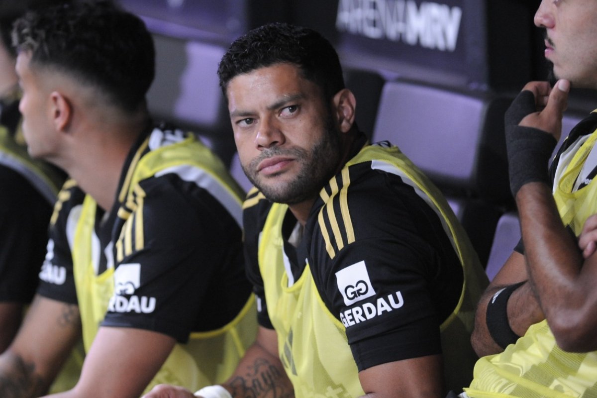Hulk no banco de reservas da Arena MRV em Atlético x Sport - (foto: Alexandre Guzanshe/EM/D.A. Press)