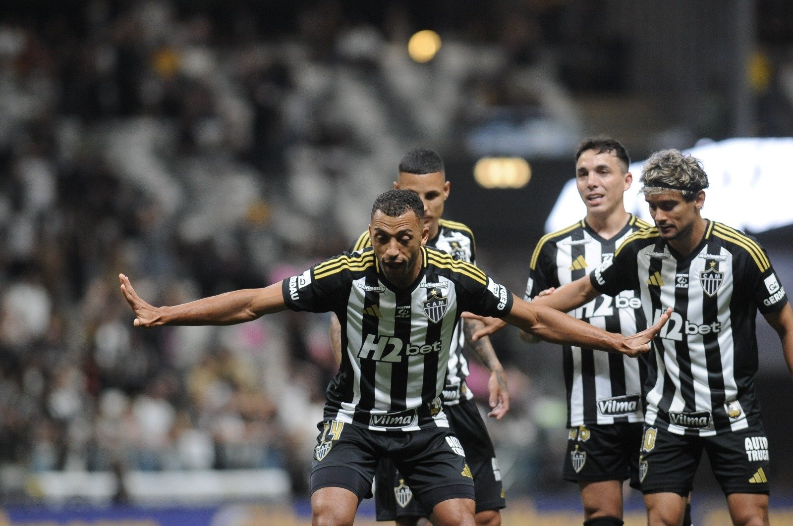 Vitor Hugo comemora terceiro gol com a camisa do Atlético, diante do Sport - (foto: Alexandre Guzanshe/EM/D.A. Press)