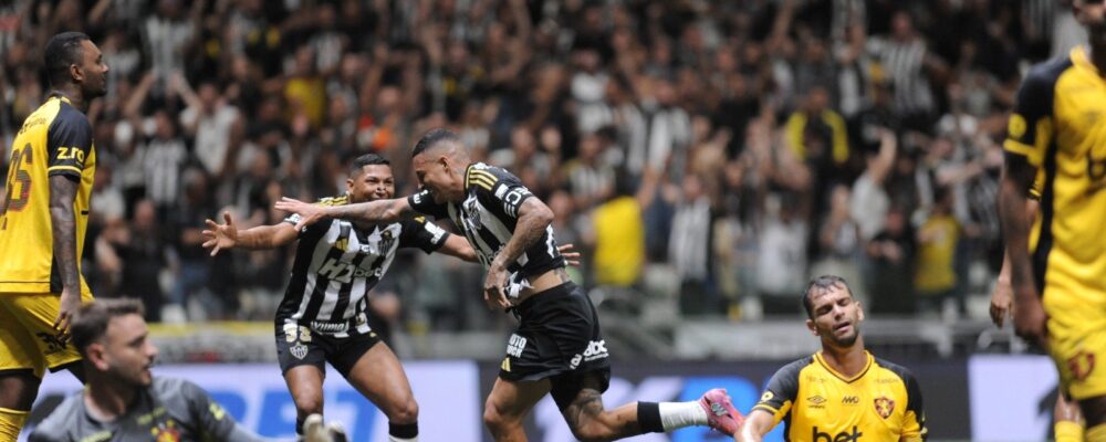 Arana responde críticas e se torna terceiro maior artilheiro da Arena MRV; veja ranking