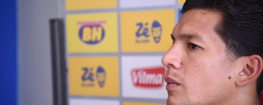 Volante do Cruzeiro, Romero lamenta morte de técnico do Boca: ‘Acrescentou muito para mim’