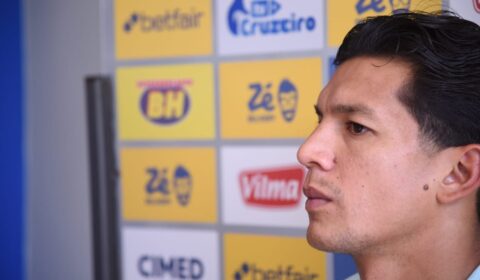 Volante do Cruzeiro, Romero lamenta morte de técnico do Boca: ‘Acrescentou muito para mim’