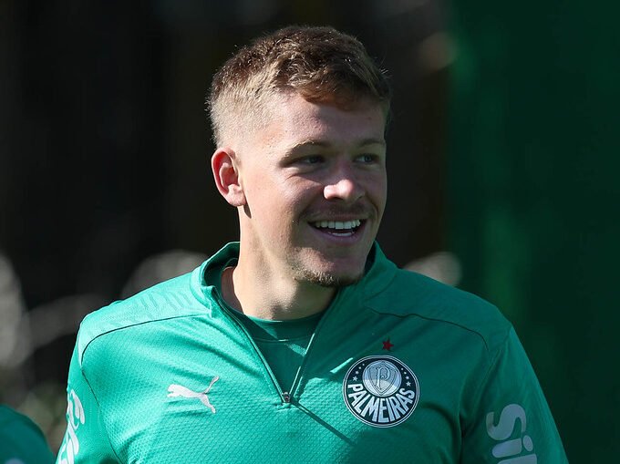 Bruno Fuchs sorri durante treino do Palmeiras - (foto: Cesar Greco/Palmeiras)