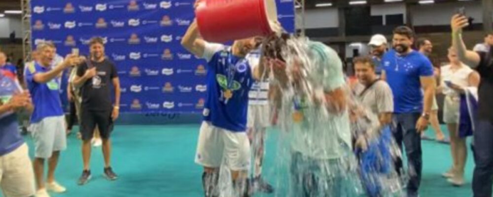 Vôlei: jogador do Cruzeiro dá banho em técnico e interrompe entrevista; vídeo
