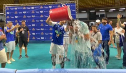 Vôlei: jogador do Cruzeiro dá banho em técnico e interrompe entrevista; vídeo