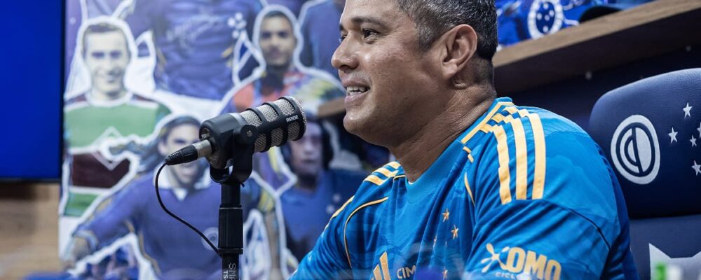 Cruzeiro presenteia ídolo, que se emociona: ‘A ficha demora a cair’
