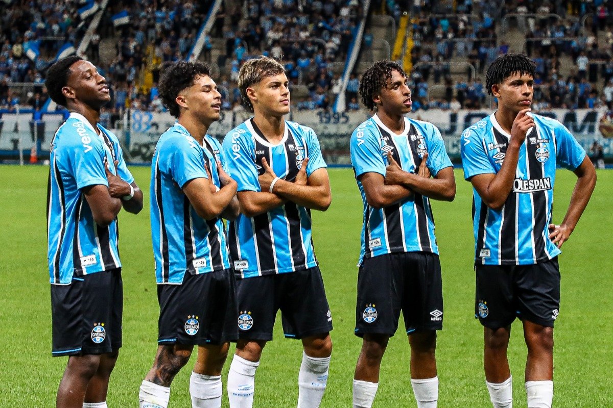 Jogadores do time sub-17 do Grêmio comemoram gol contra o Atlético - (foto: ANGELO PIERETTI/GRÊMIO )