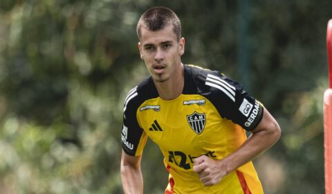 Victor compara jovem zagueiro do Atlético a Réver: ‘Futuro promissor’