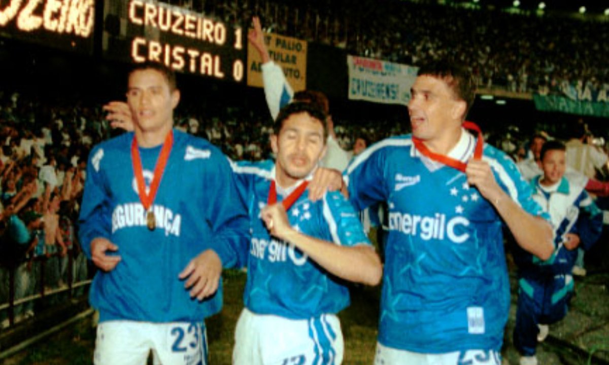 Jogadores do Cruzeiro comemorando o título da Libertadores de 1997 - (foto: Washington Alves/Estado de Minas) Jogadores do Cruzeiro comemorando o título da Libertadores de 1997 - (foto: Washington Alves/Estado de Minas)