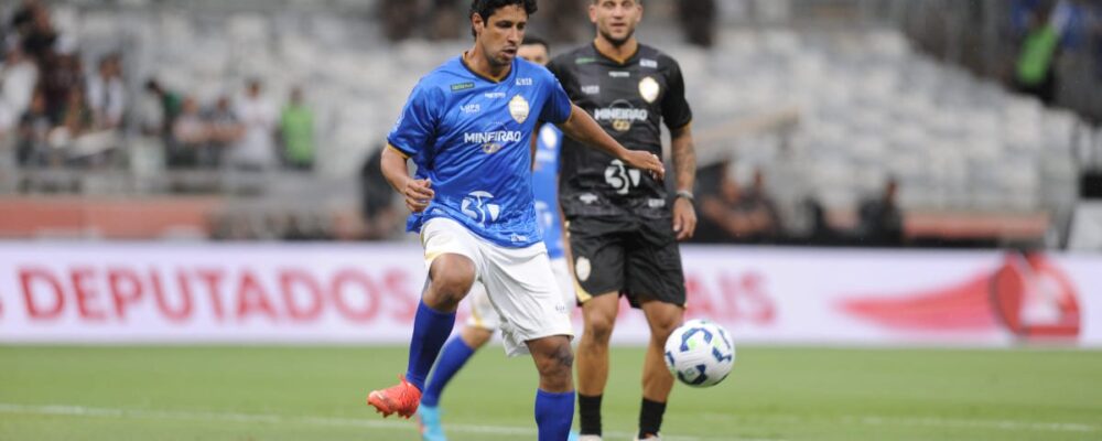 Multicampeão pelo Cruzeiro crê em vitória sobre Atlético e crava autor: ‘Cheirando gol’