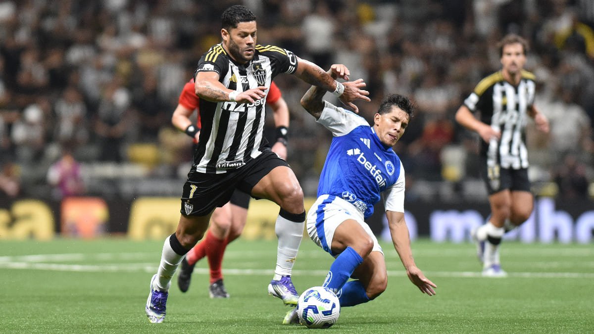 Hulk, atacante do Atlético, e Lucas Romero, volante do Cruzeiro, em disputa de bola na Arena MRV, em Belo Horizonte (foto: Ramon Lisboa/EM/D.A. Press)