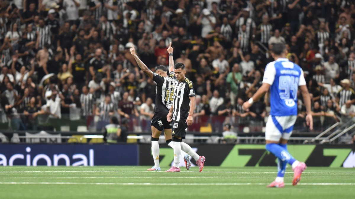 Ruan Tressoldi aponta para o céu na comemoração de gol pelo Atlético contra o Cruzeiro (foto: Ramon Lisboa/EM/D.A. Press)