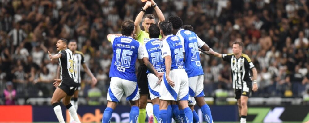 Lucas Silva queria que Cruzeiro abandonasse clássico após erro de arbitragem