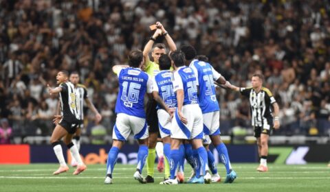 Lucas Silva queria que Cruzeiro abandonasse clássico após erro de arbitragem