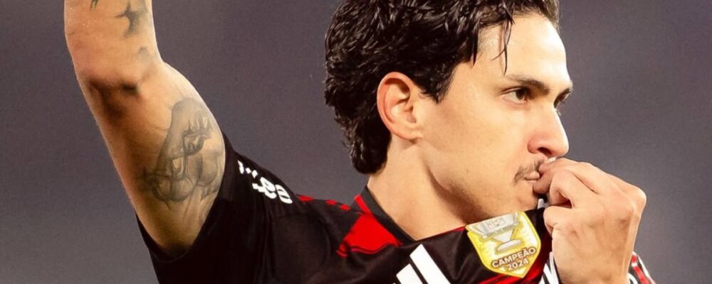 Pedro vai às redes na partida em que completa 300 jogos pelo Flamengo