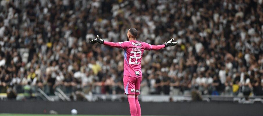 Everson denuncia gesto impune no clássico Atlético x Cruzeiro