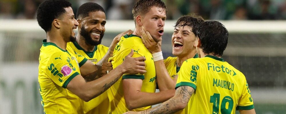 Palmeiras vira, atropela Bragantino e enfrenta Flamengo com liderança garantida