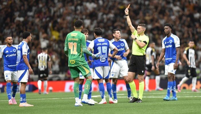 VAR revela o que está por trás da confusão na expulsão de Kaio Jorge