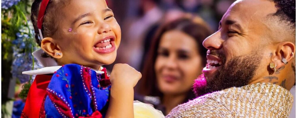 Neymar tira filha de campo em prantos após bolada na cabeça