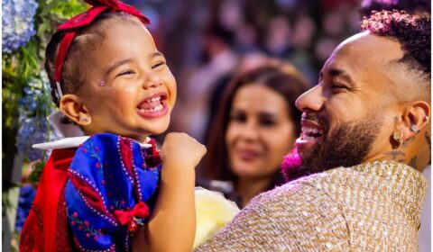 Neymar tira filha de campo em prantos após bolada na cabeça