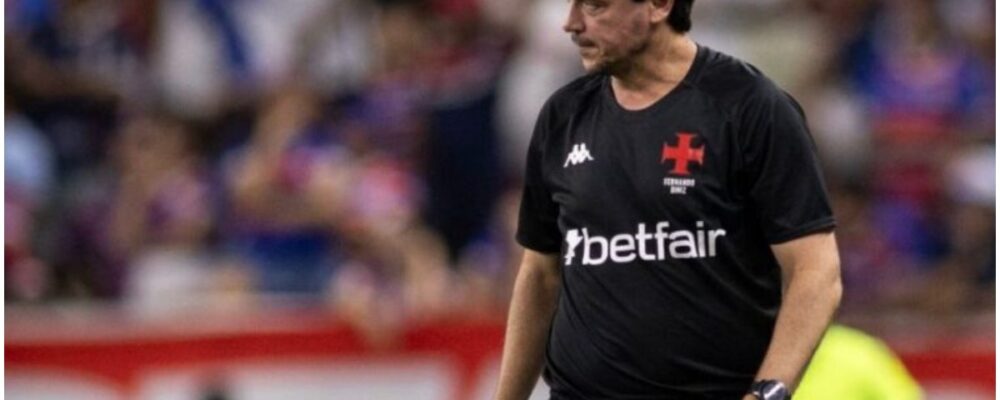 Diniz sacode jogador em confusão depois de jogo; veja imagem