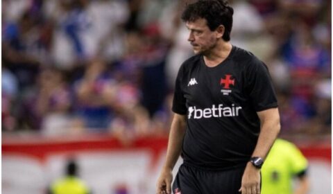 Diniz sacode jogador em confusão depois de jogo; veja imagem