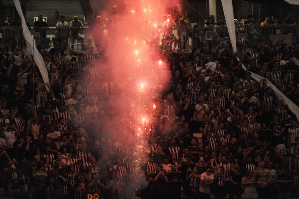 Torcedores do Atlético na Arena MRV durante clássico contra o Cruzeiro, pelo Campeonato Brasileiro - (foto: Alexandre Guzanshe/EM/D.A. Press)