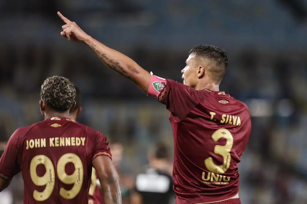 Thiago Silva salva o Fluminense