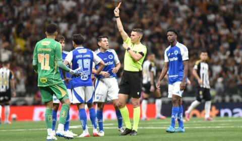 Jogador do Cruzeiro lamenta erro da arbitragem no clássico, mas comemora empate