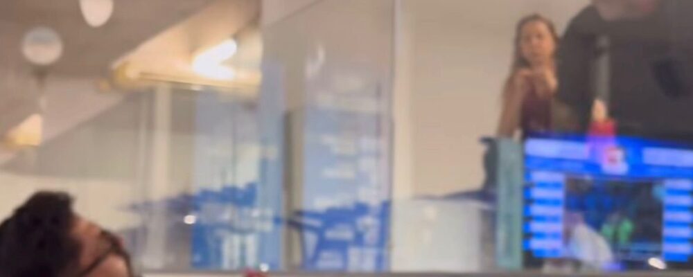 Sampaoli vai a jogo de futsal e recebe pedido de torcedor do Atlético