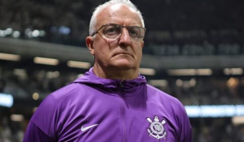 Dorival direciona fala a Depay e Garro, do Corinthians