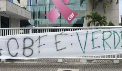 Torcedores do Flamengo protestam contra CBF: ‘VARgonha’