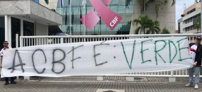 Torcedores do Flamengo protestam contra CBF: ‘VARgonha’