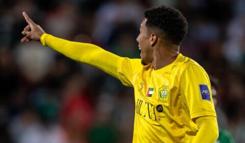 Atacante emprestado pelo Atlético faz golaço de falta na Arábia; assista