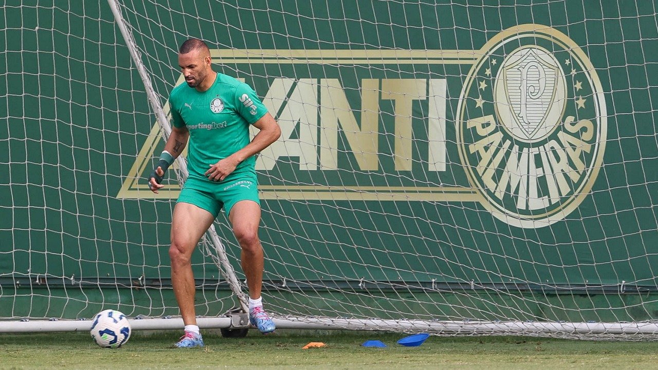 Goleiro Weverton em treino do Palmeiras (foto: Cesar Greco/Palmeiras)