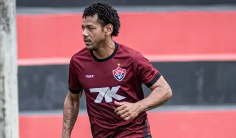 Romarinho deixa Vitória após cinco partidas e três meses de contrato