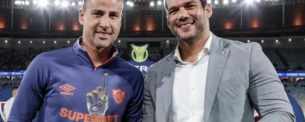 Ídolo do Cruzeiro, Fábio, do Fluminense, ganha homenagem por recorde mundial