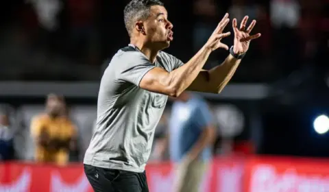 Com Jair Ventura, Vitória vence a segunda seguida e quebra tabu na Vila Belmiro