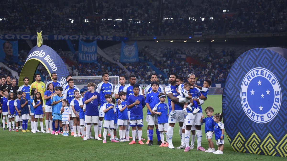 Jogadores do Cruzeiro perfilados para a execução do hino nacional (foto: Gladyston Rodrigues/EM/D.A. Press)