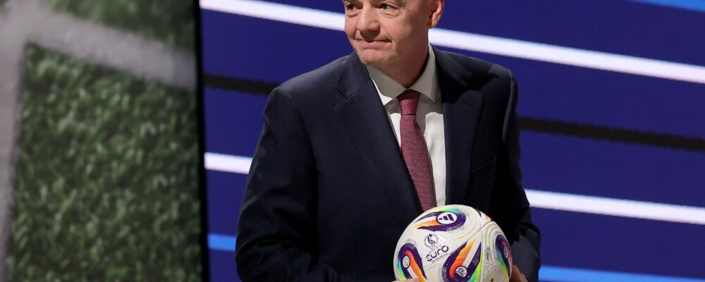 Ídolo do Cruzeiro que sonha disputar a Copa se encontra com presidente da Fifa