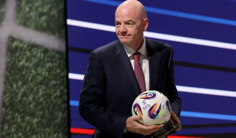 Ídolo do Cruzeiro que sonha disputar a Copa se encontra com presidente da Fifa